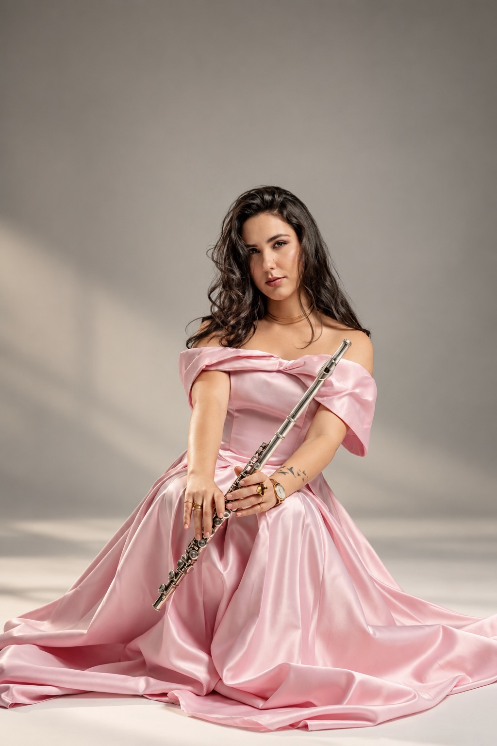 Legna Otero sentada con vestido rosa y su flauta